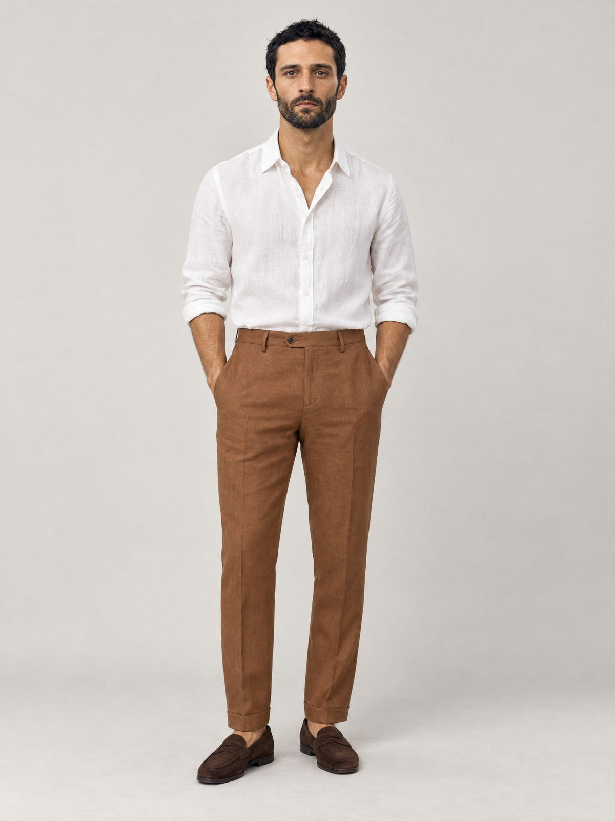 Marco lleva Pantalón Angelo de Lino Tabaco – Scarano Napoli #Color_Tabaco