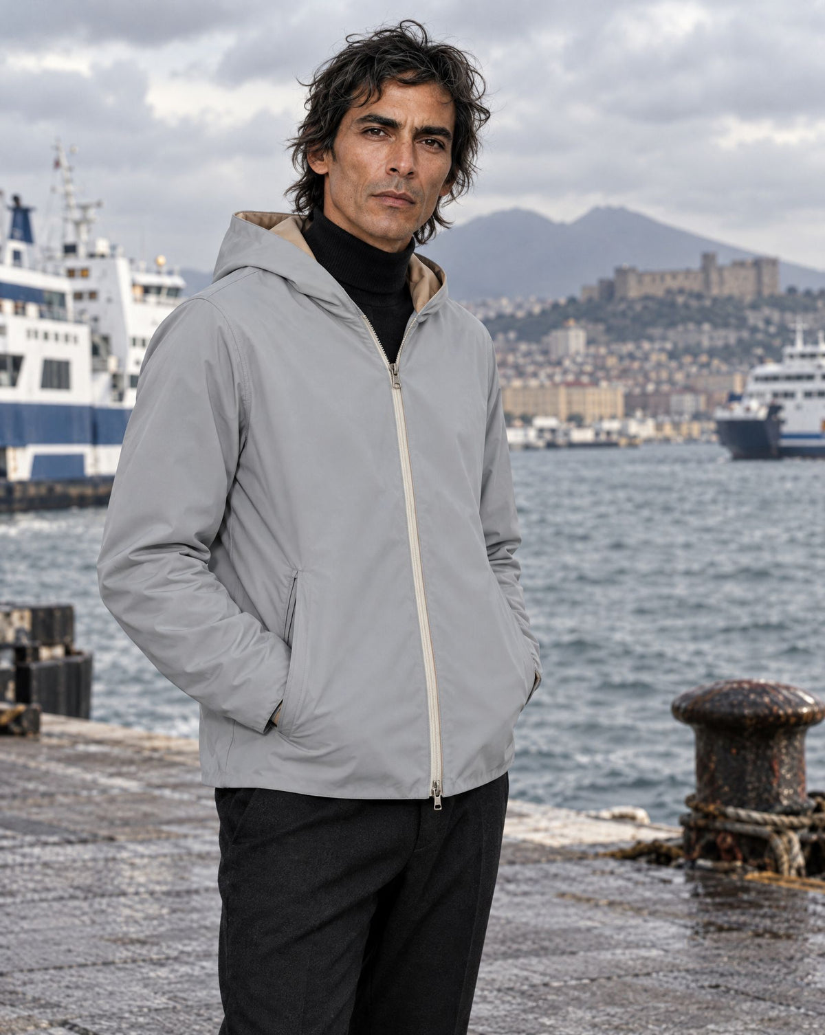 Cazadora técnica gris de hombre Scarano Napoli en el puerto de Nápoles